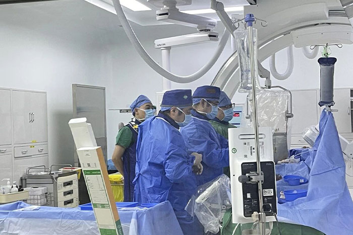 医疗动态丨我院完成首例下肢动脉药物洗脱球囊联合斑块旋切介入手术治疗慢性下肢动脉闭塞疾病